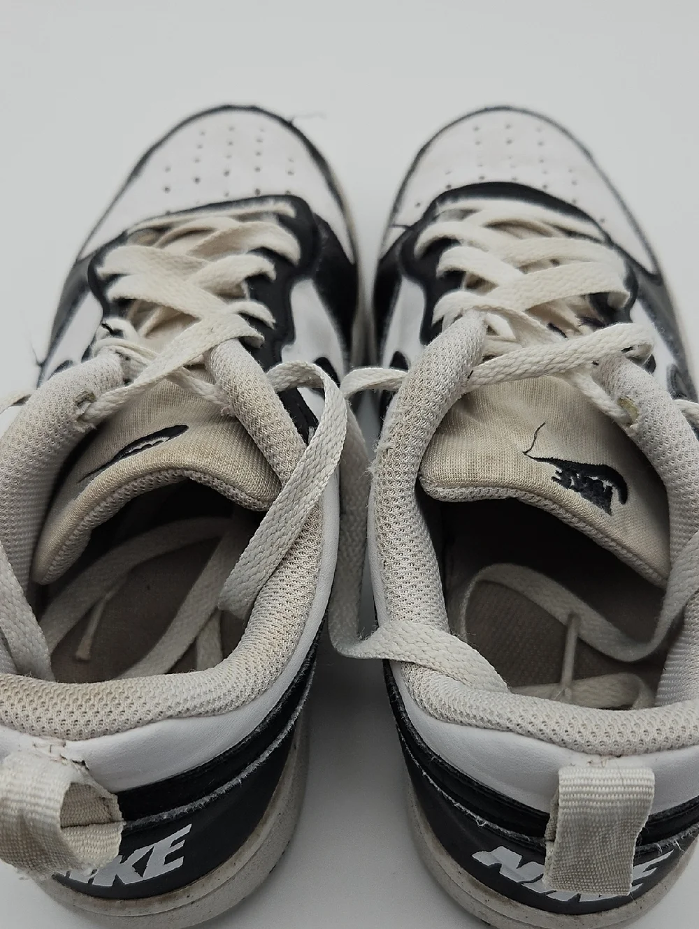 Nike Big Kids Black & White Low Sneakers sz 5.5Y Distressed, WELL WORN